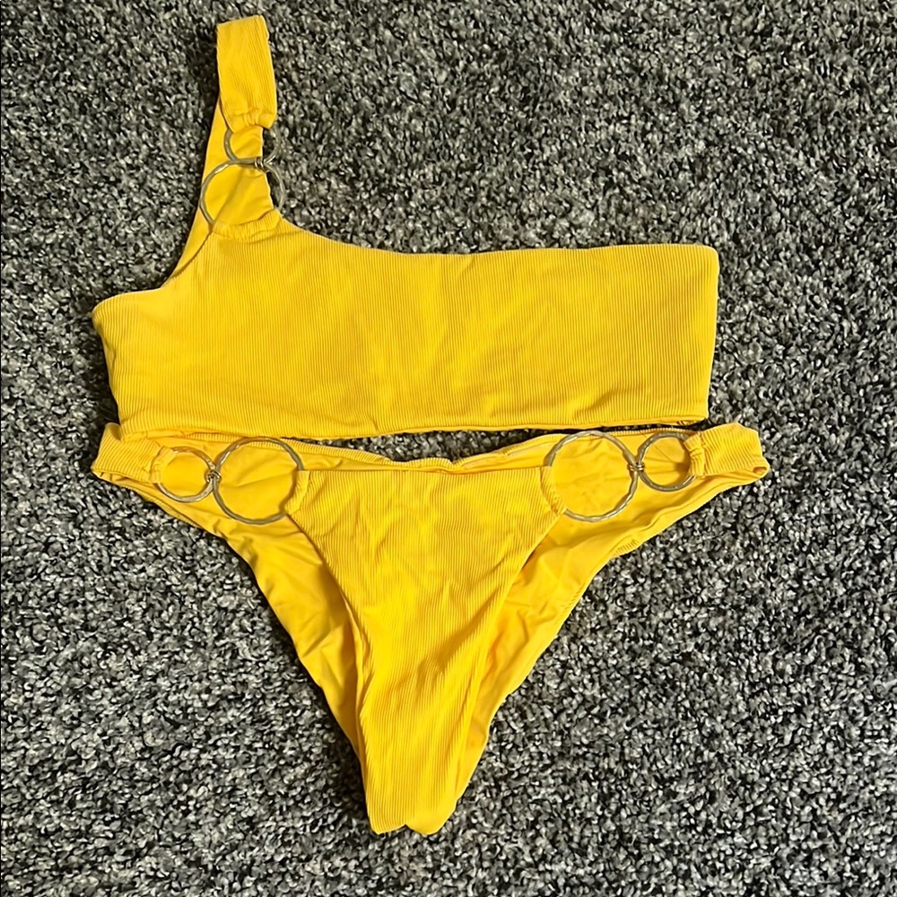 Yellow One-Shoulder Bikini with Ring Accents by Beach Bunny. Top XS. Bottom S.